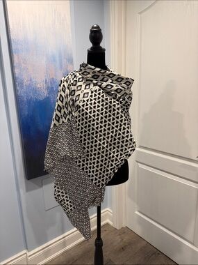 Buy 2 for 30$💗 Roots Black & White Patterned Scarf